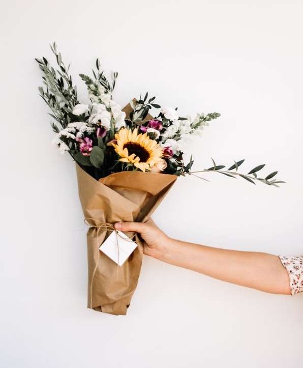 【フラワーギフトの選び方】　記念日に贈る花ってどう選ぶ？